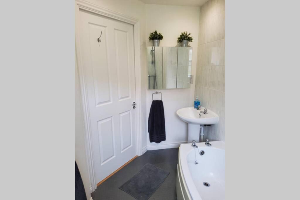 Stylish 2 Bed 2 Bathroom Apartment For Up To 5 Warwick  Exterior photo