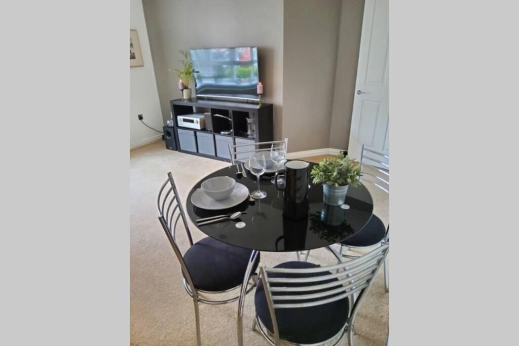 Stylish 2 Bed 2 Bathroom Apartment For Up To 5 Warwick  Exterior photo
