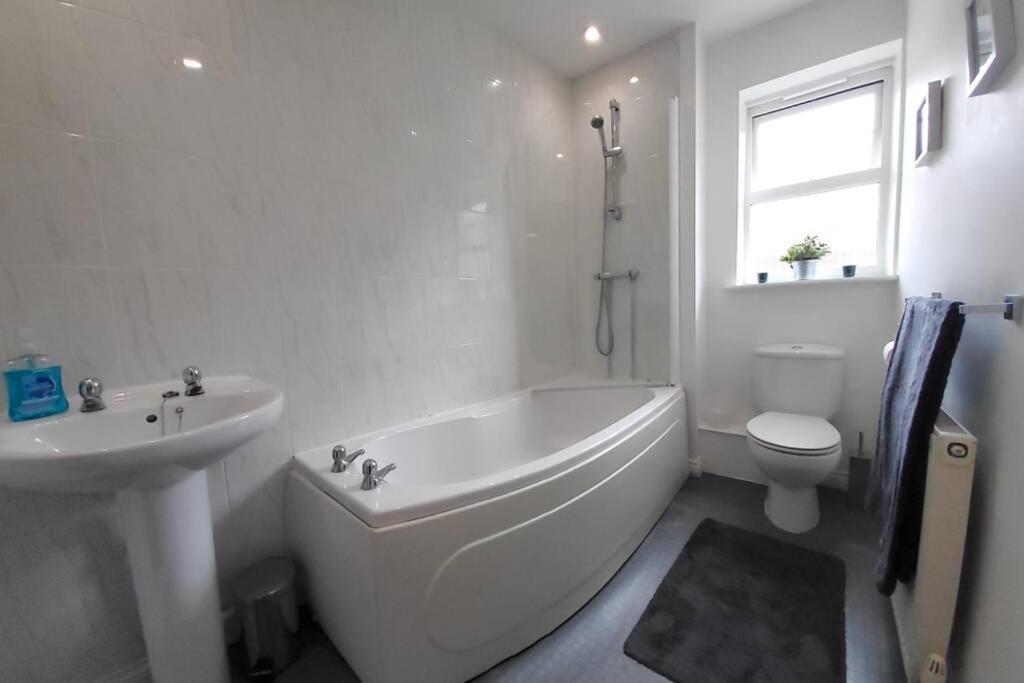 Stylish 2 Bed 2 Bathroom Apartment For Up To 5 Warwick  Exterior photo