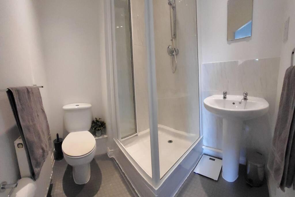 Stylish 2 Bed 2 Bathroom Apartment For Up To 5 Warwick  Exterior photo