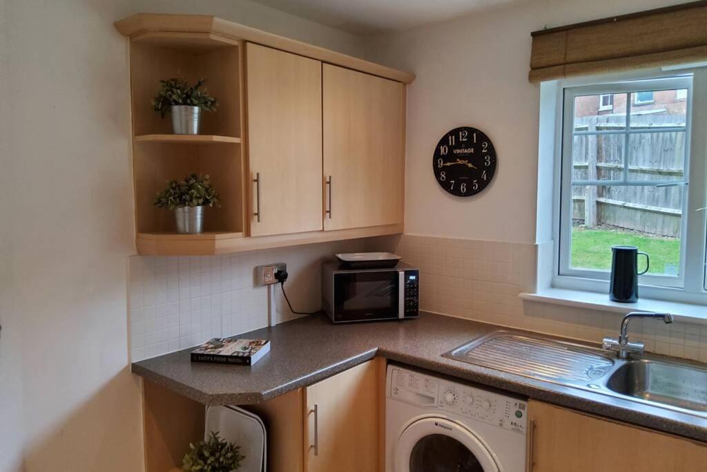 Stylish 2 Bed 2 Bathroom Apartment For Up To 5 Warwick  Exterior photo